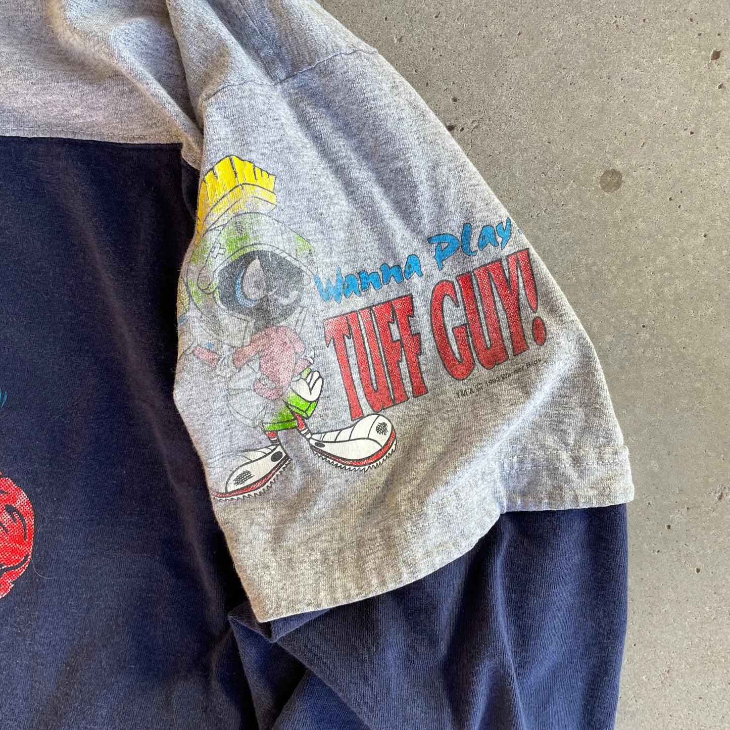 (2XL) 1993 Warner bros looney football shirt