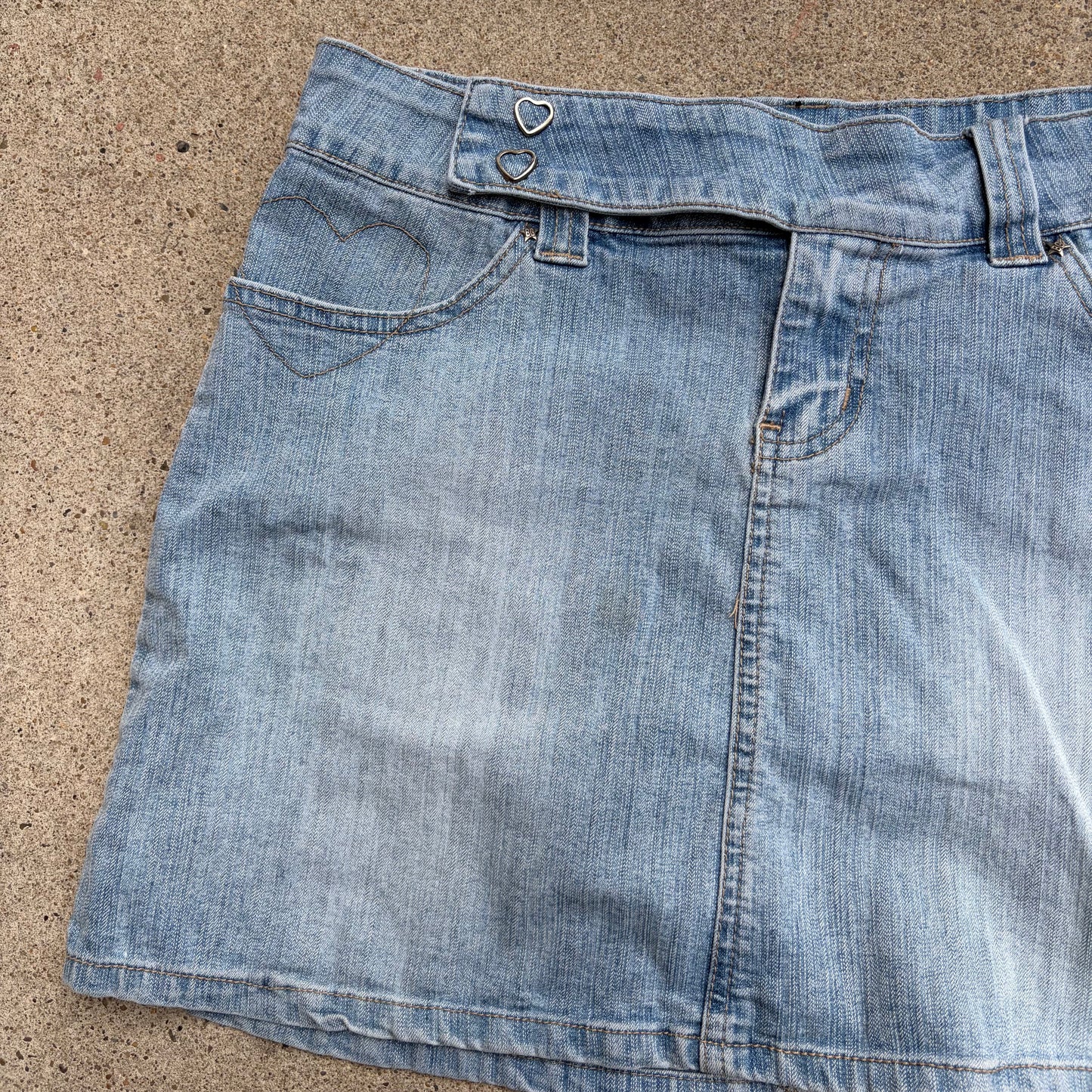 (9/10) bubblegum hearts denim skirt