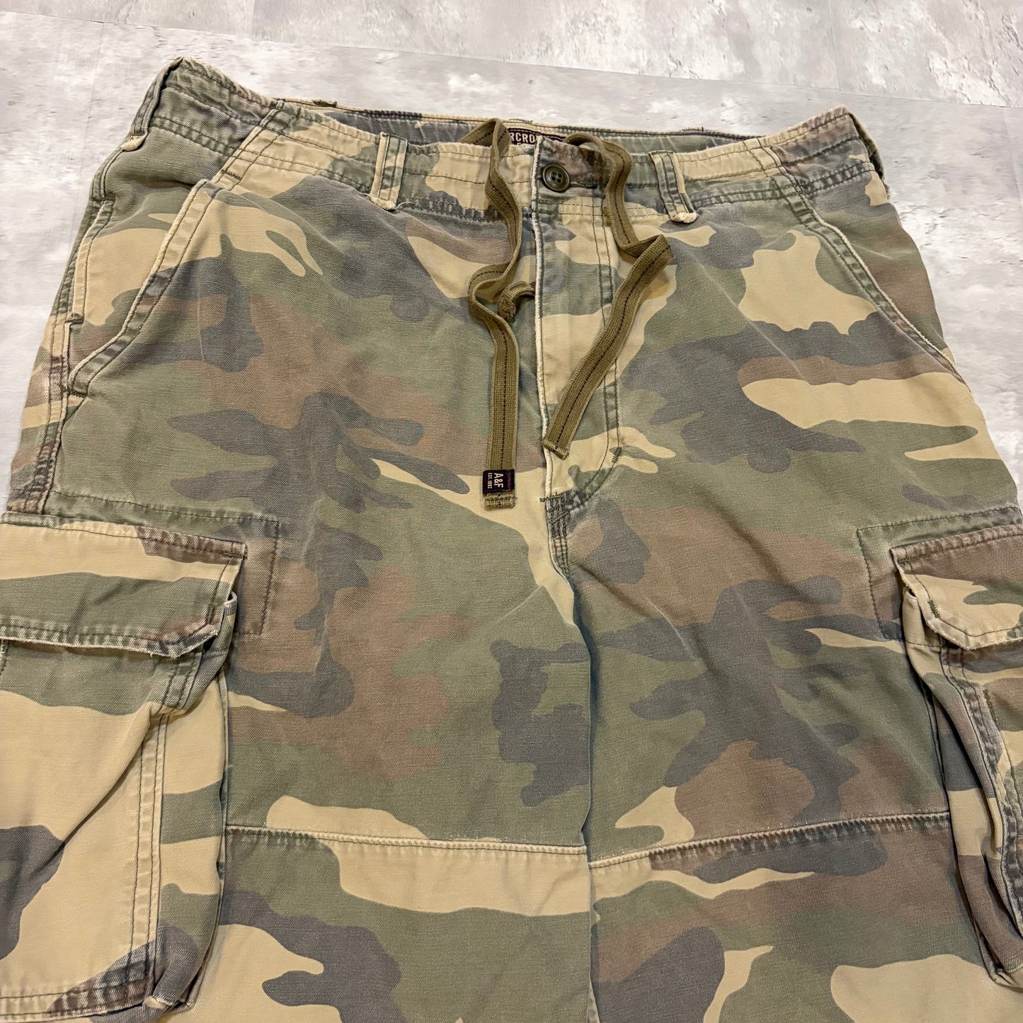 (34) Abercrombie & fitch camo cargo shorts