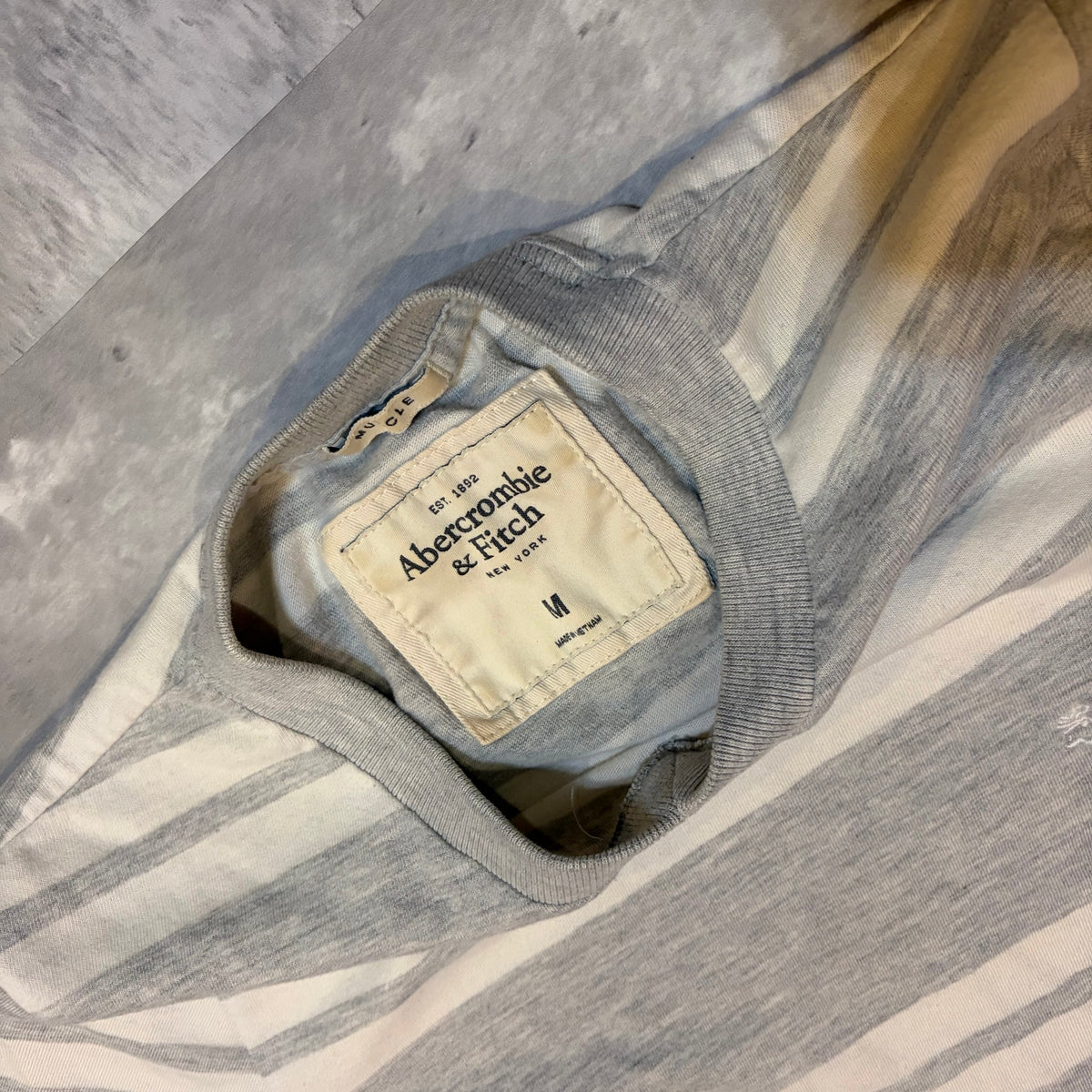 (M) Abercrombie & fitch striped muscle v-neck