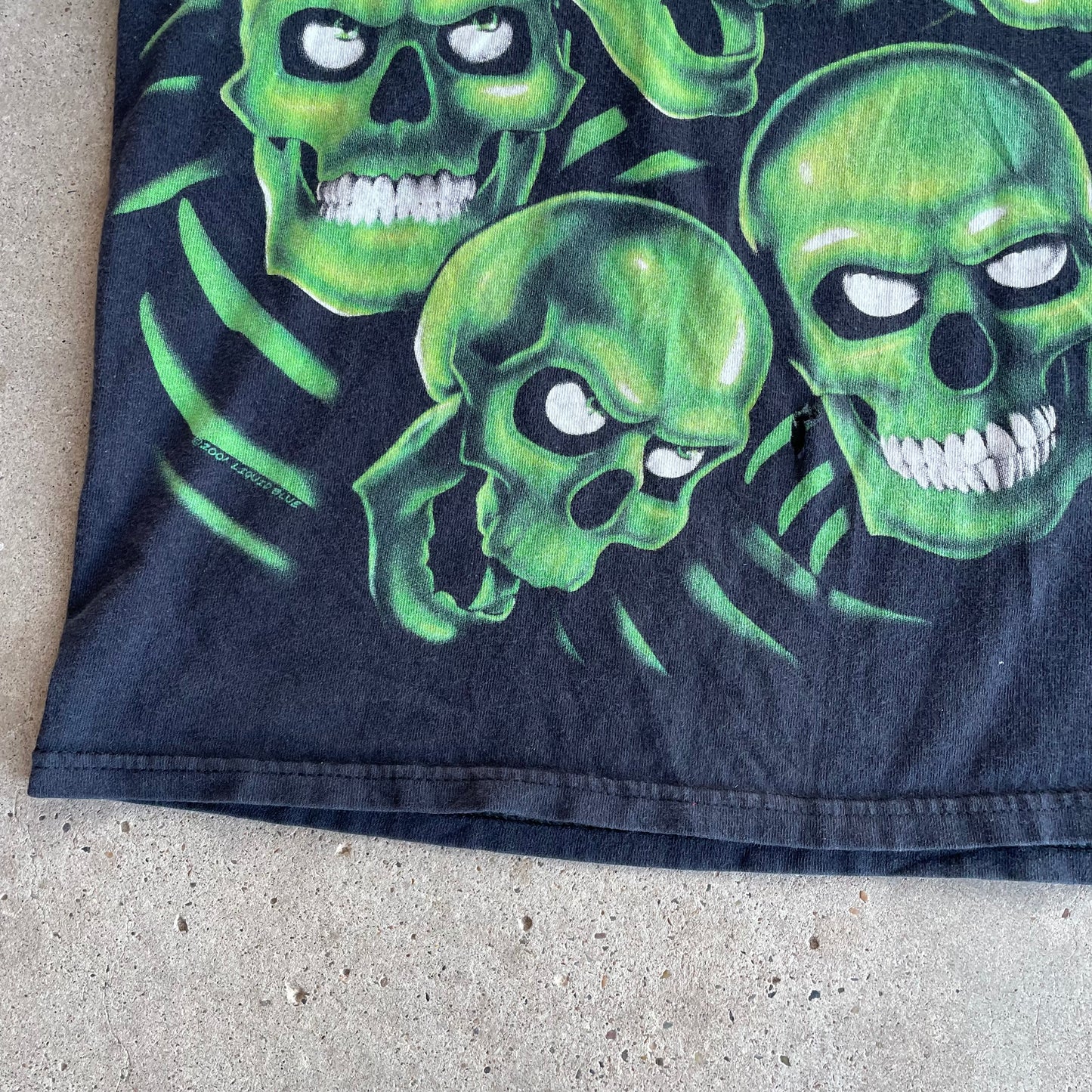 (2XL) 2001 Skulls liquid blue (glows in the dark) tee