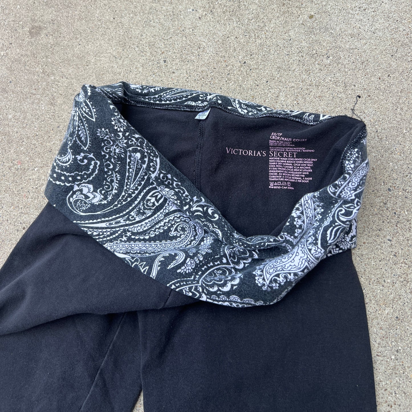 (XS) Victoria’s Secret paisley capri yoga leggings