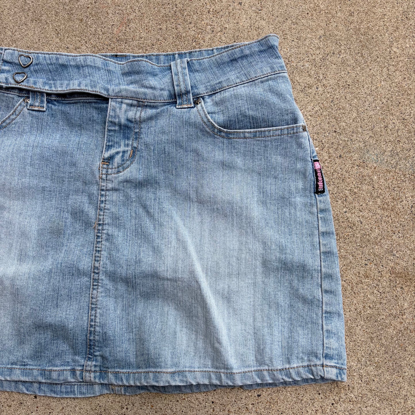 (9/10) bubblegum hearts denim skirt