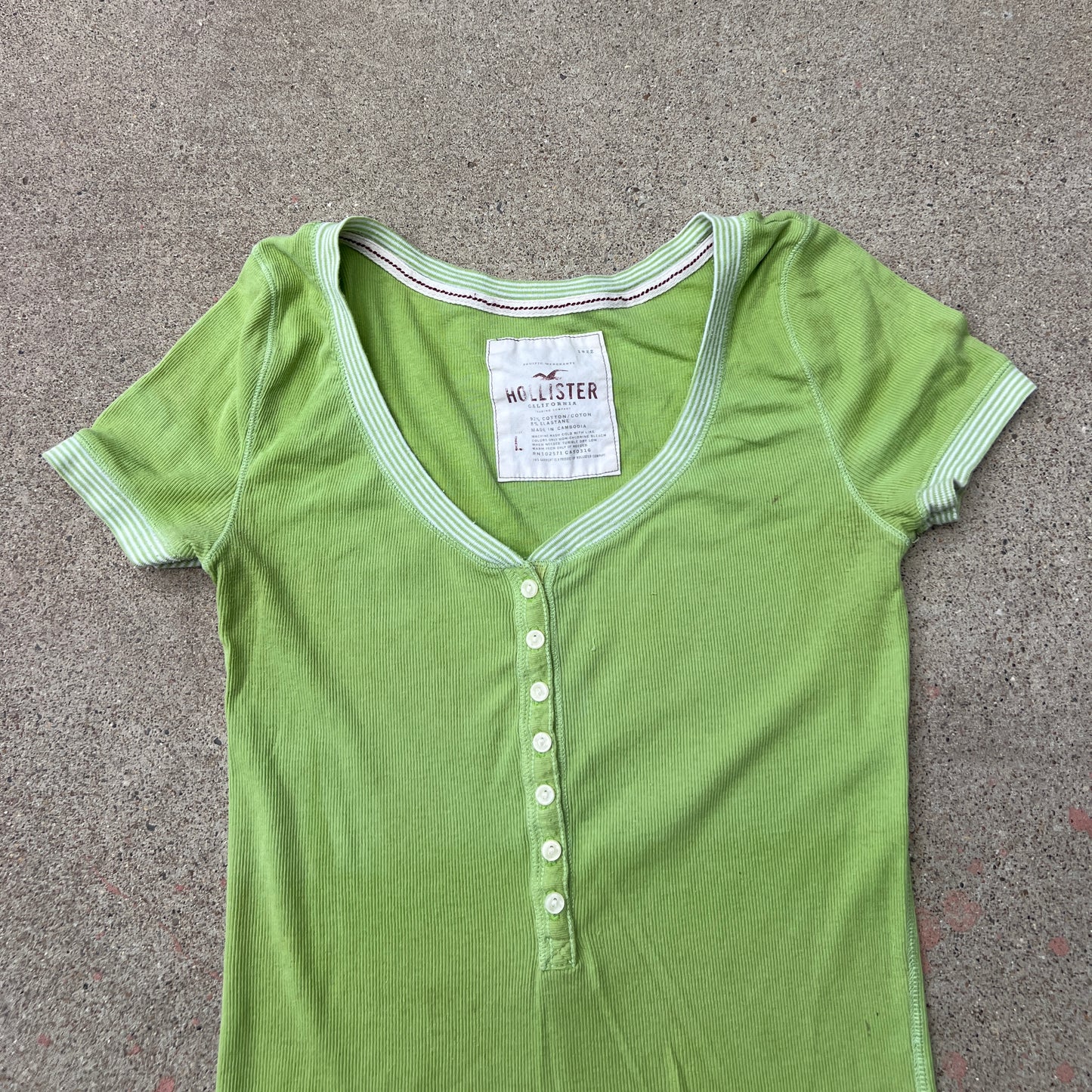 (L) Hollister green button top
