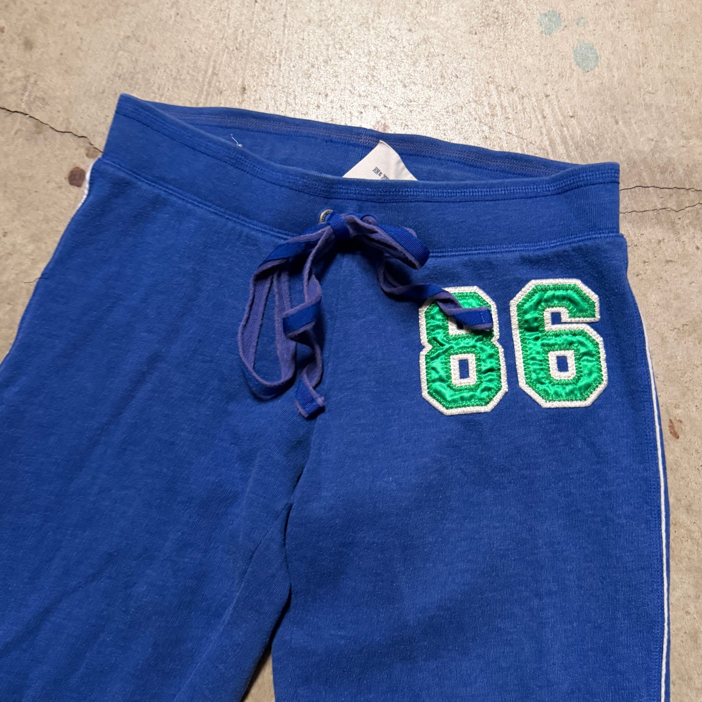 (XS) ladies Victoria’s Secret pink capri joggers