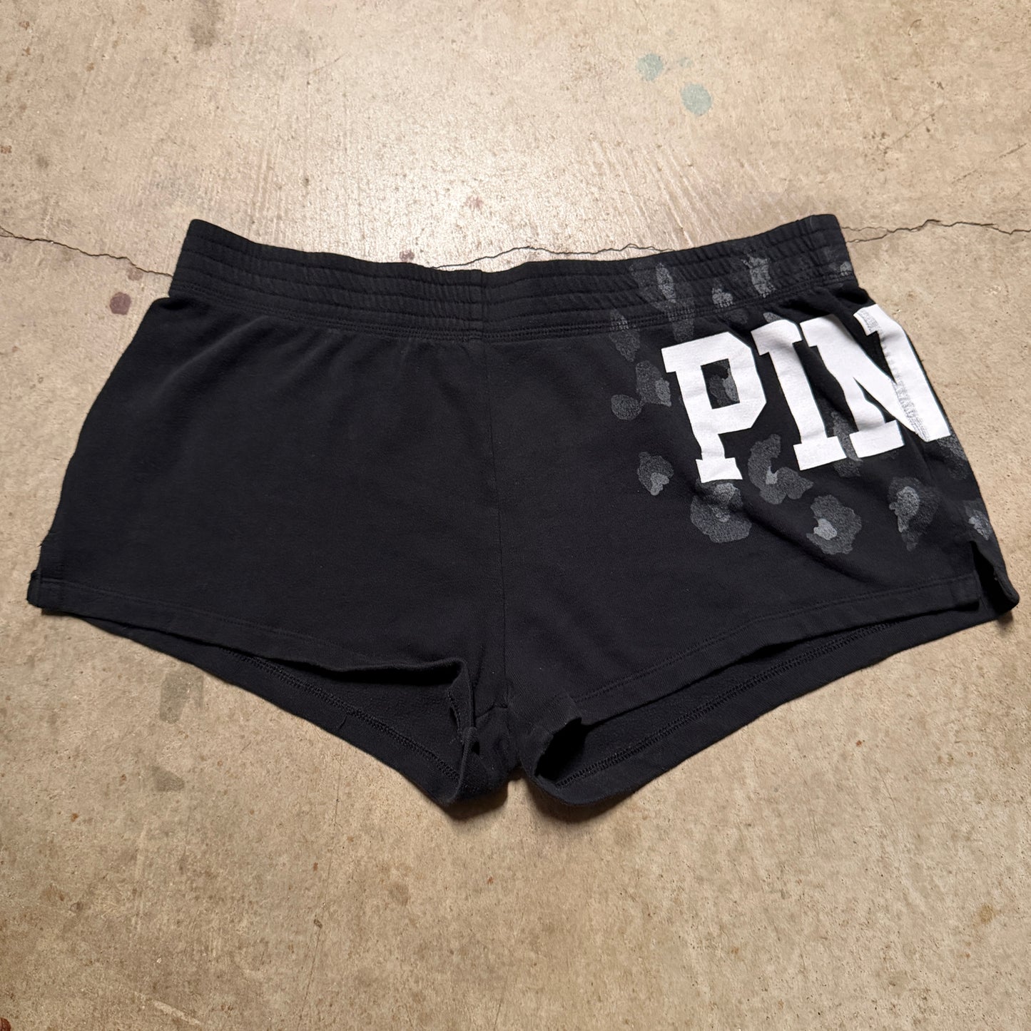 (M) ladies Victoria’s Secret pink mini shorts