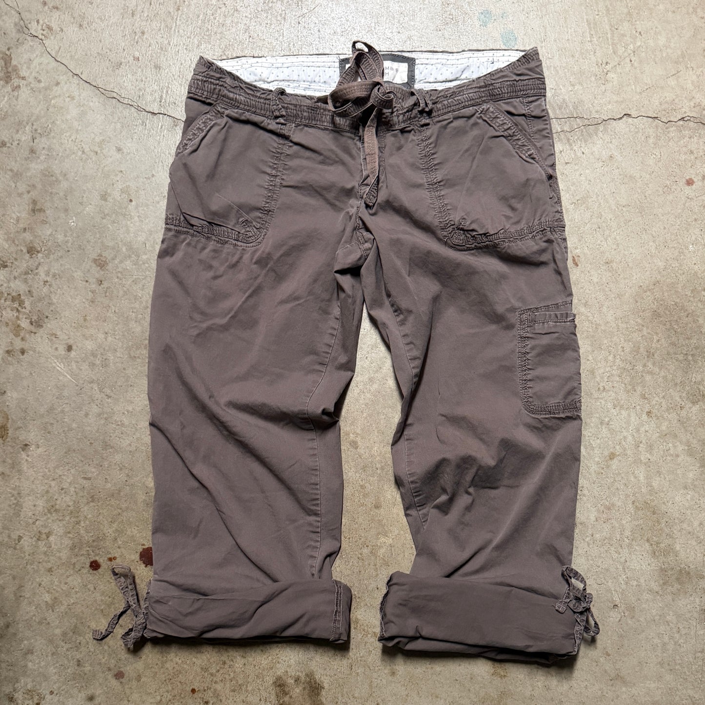 (2) ladies Abercrombie & fitch cargo adjustable capri pants