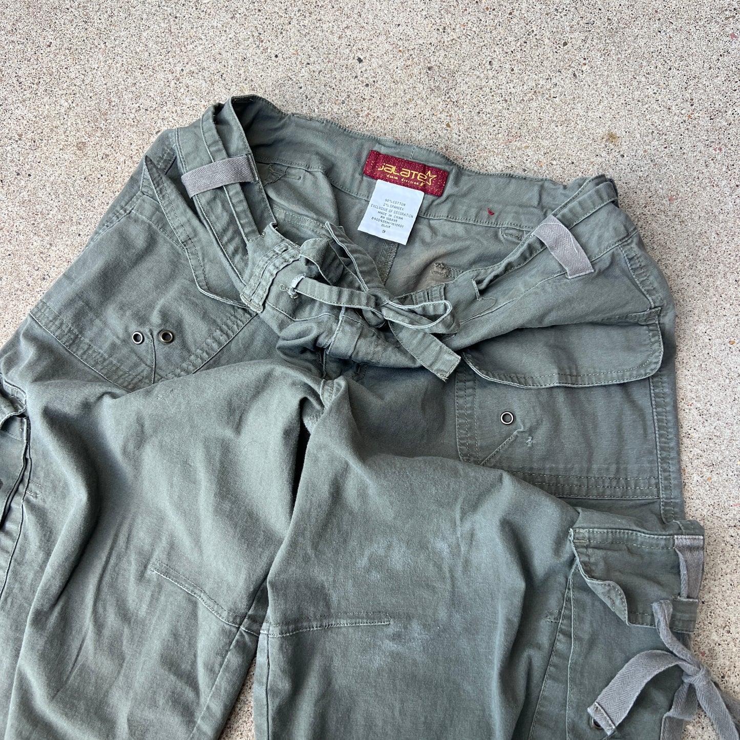 (9) jalate cargo jorts