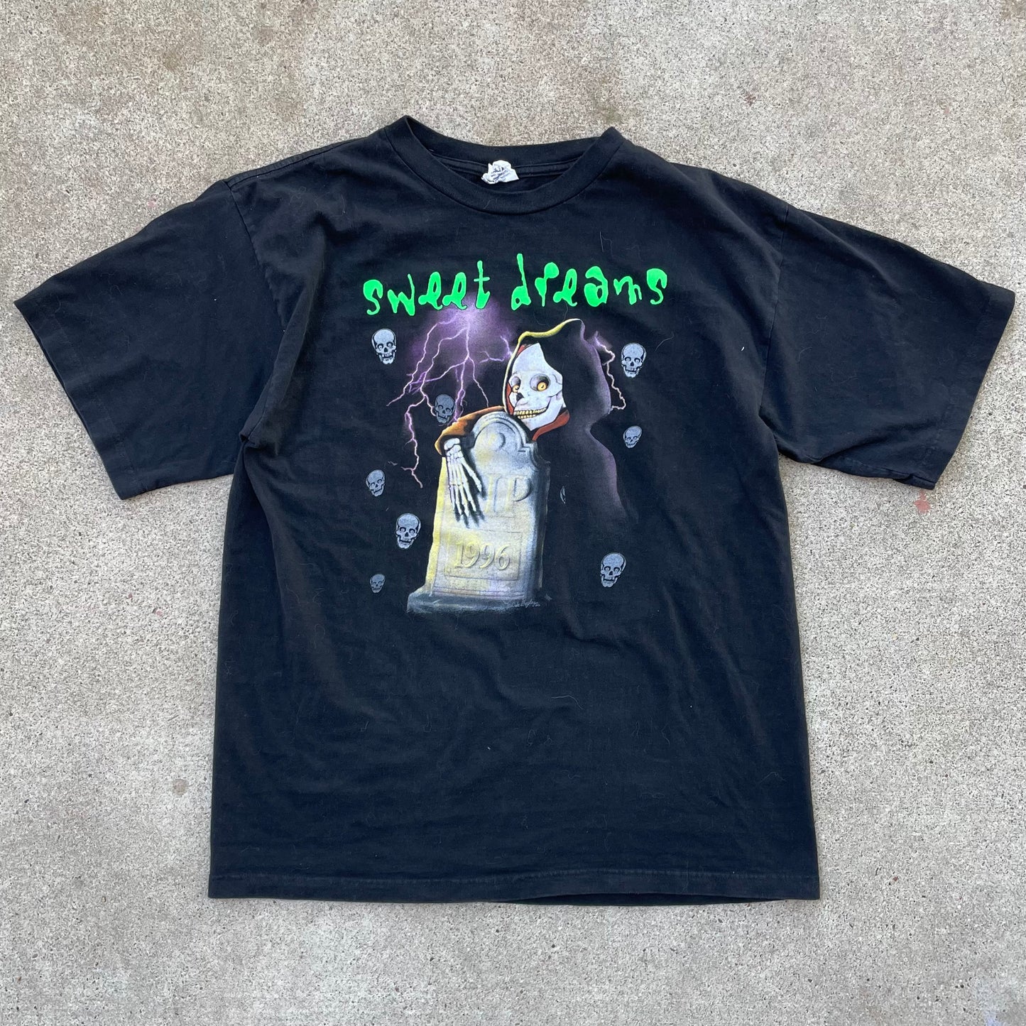 (XL) Sweet dreams skull and skeleton tee