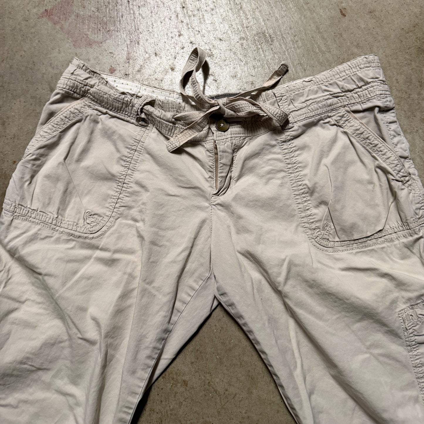 (4) ladies Abercrombie & fitch cargo adjustable capri pants