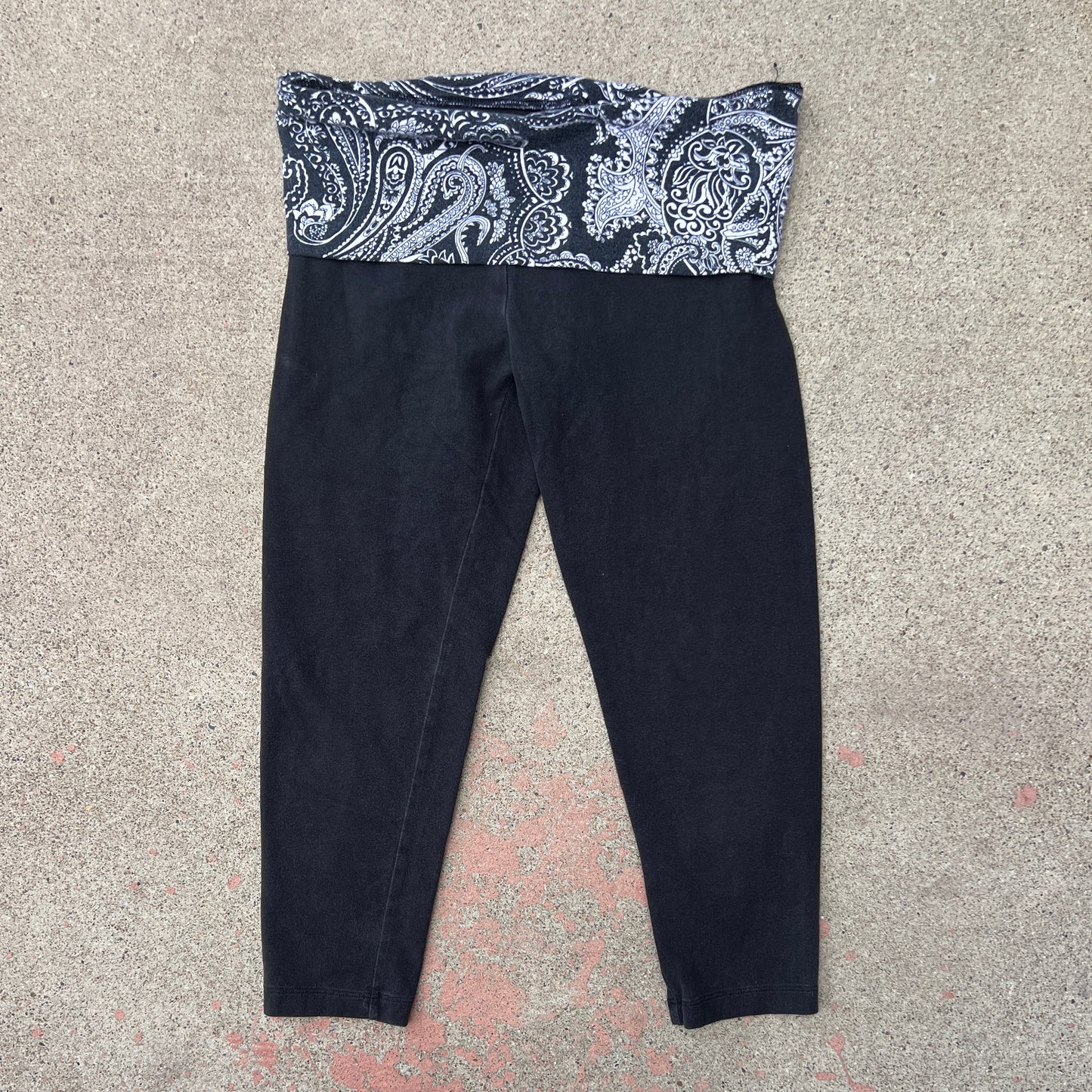 (XS) Victoria’s Secret paisley capri yoga leggings