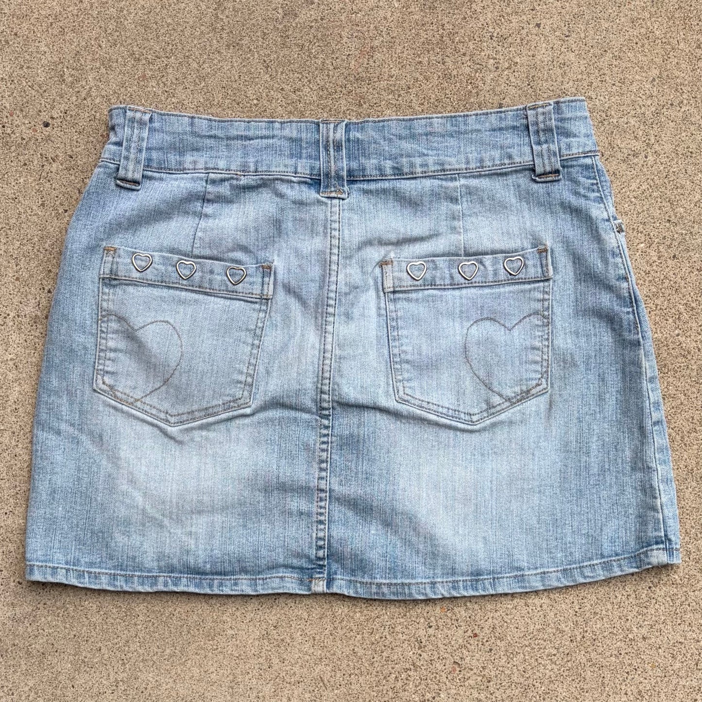 (9/10) bubblegum hearts denim skirt