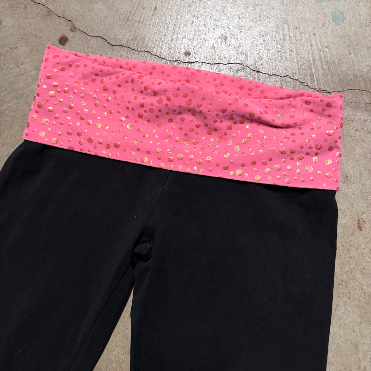 (M) ladies Victoria’s Secret polka dot capri fold over leggings
