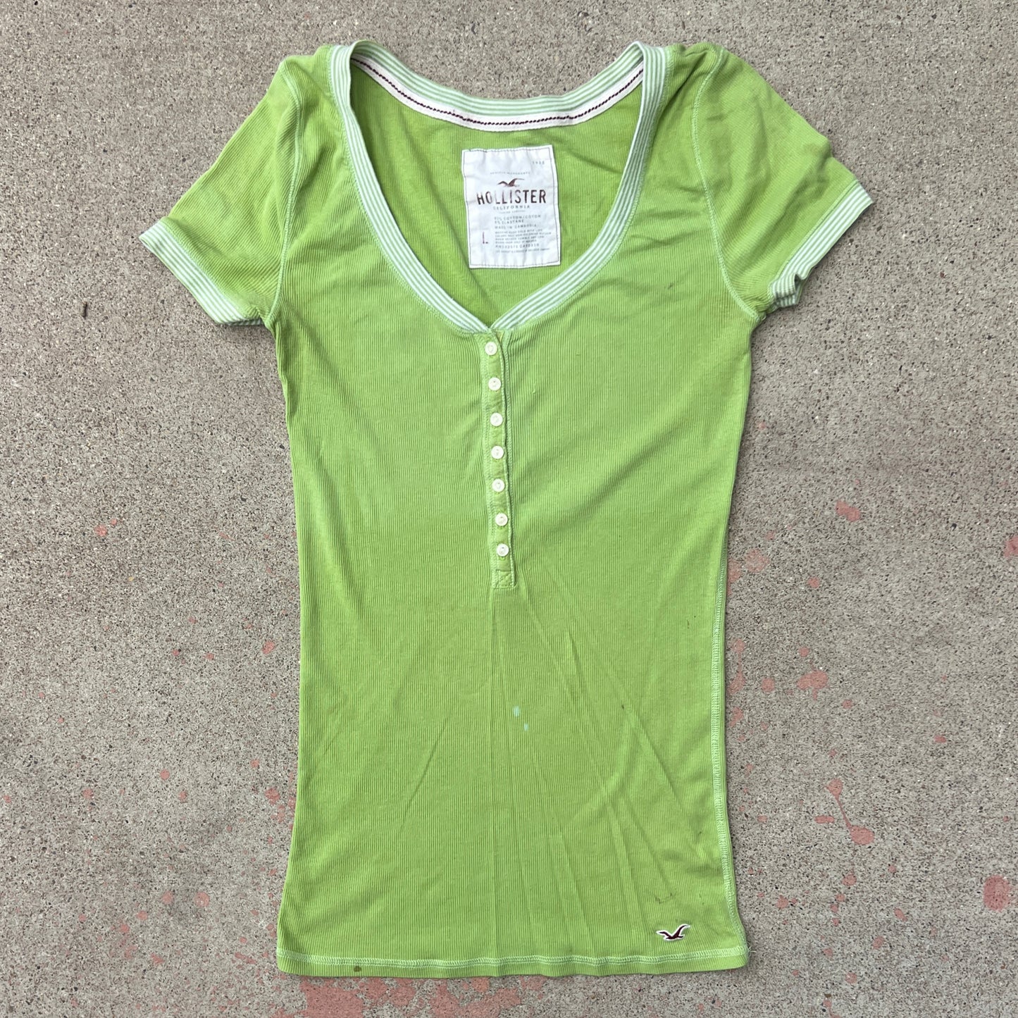 (L) Hollister green button top
