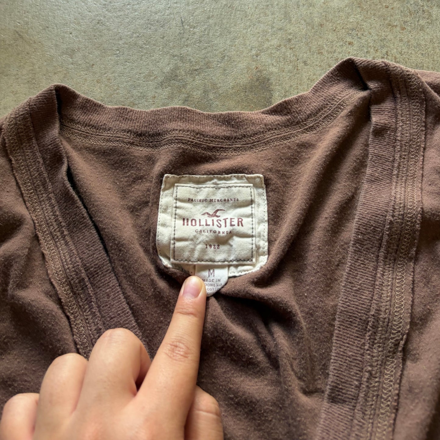 (M) Hollister tee