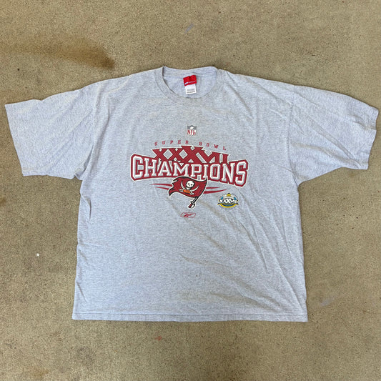 (2XL) Buccaneers football reebok tee