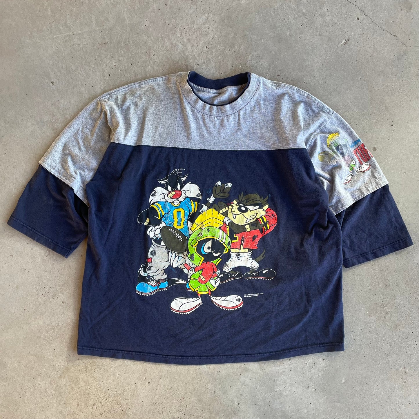 (2XL) 1993 Warner bros looney football shirt