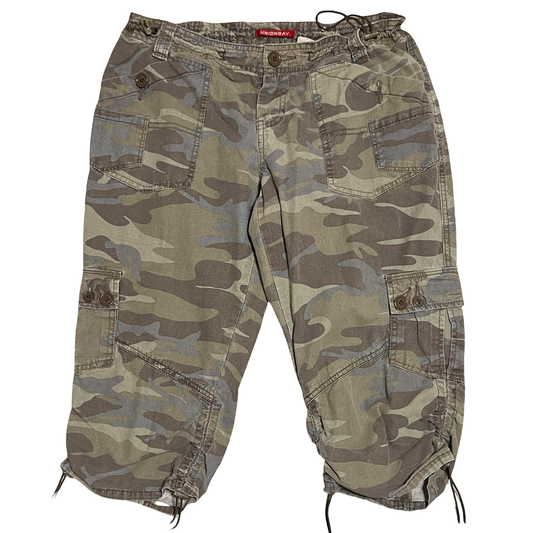 (9) unionbay camo cargo capris
