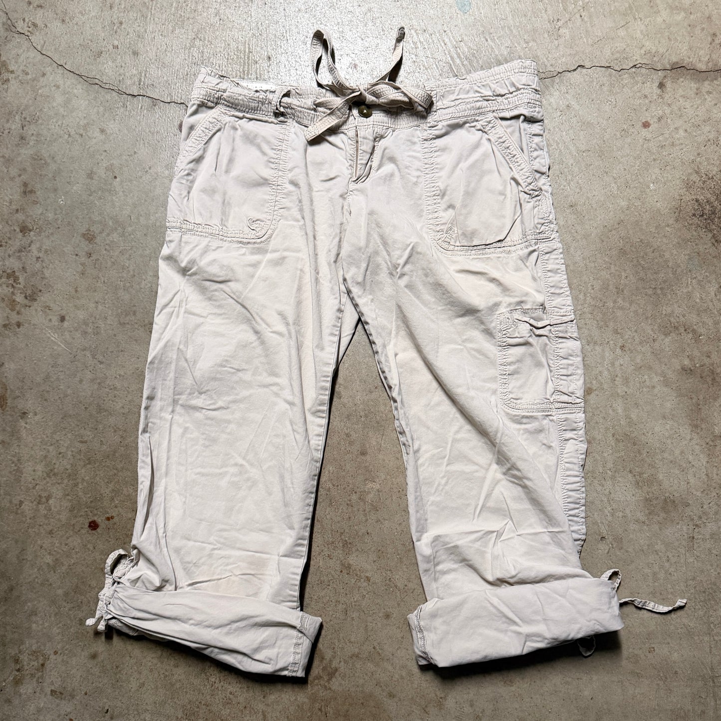 (4) ladies Abercrombie & fitch cargo adjustable capri pants