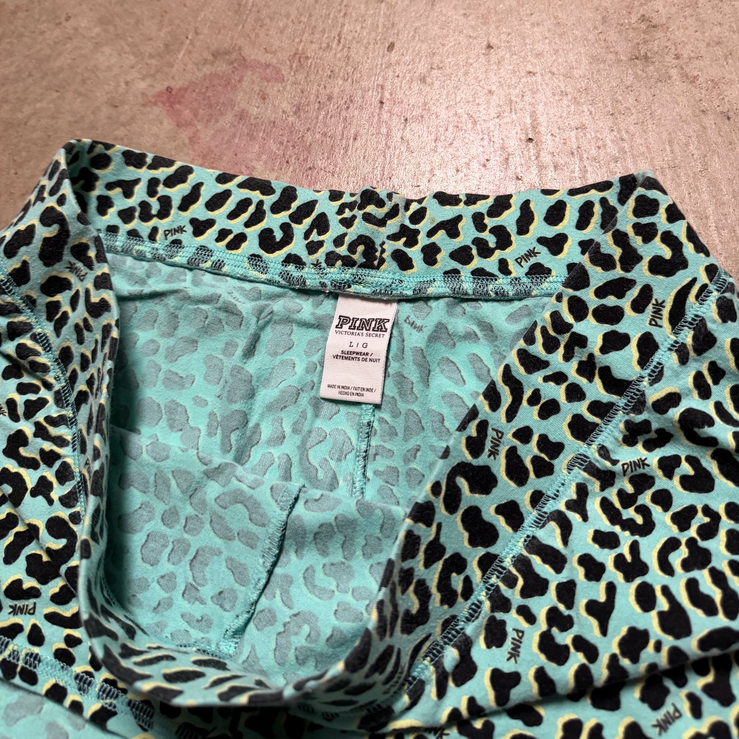 (L) ladies Victoria’s Secret pink mini sleep shorts