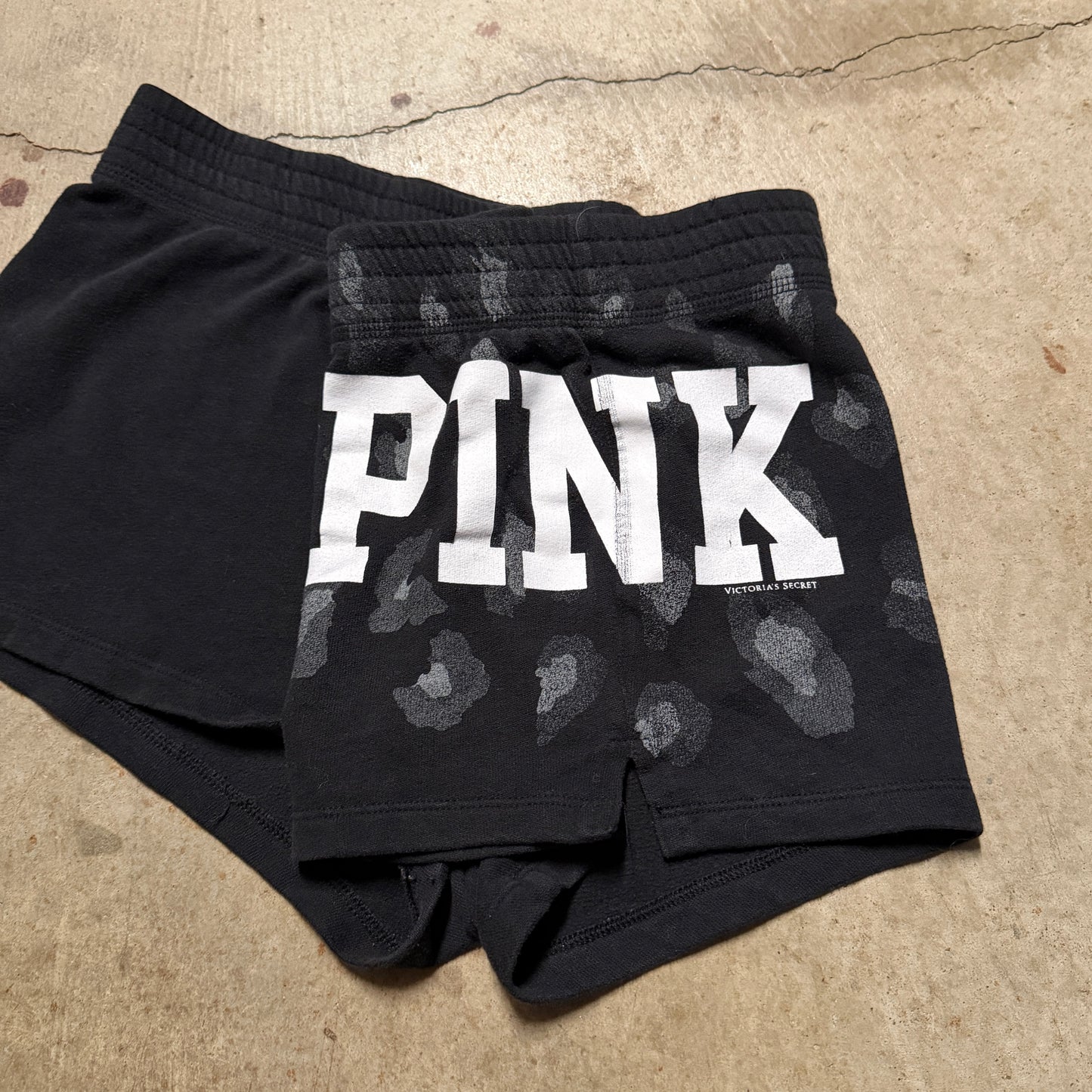(M) ladies Victoria’s Secret pink mini shorts