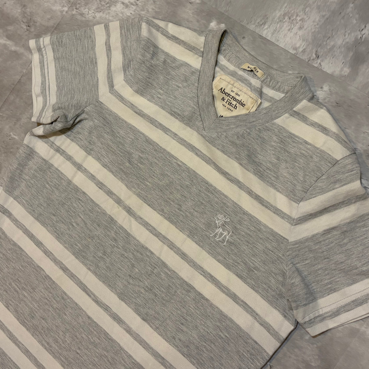 (M) Abercrombie & fitch striped muscle v-neck