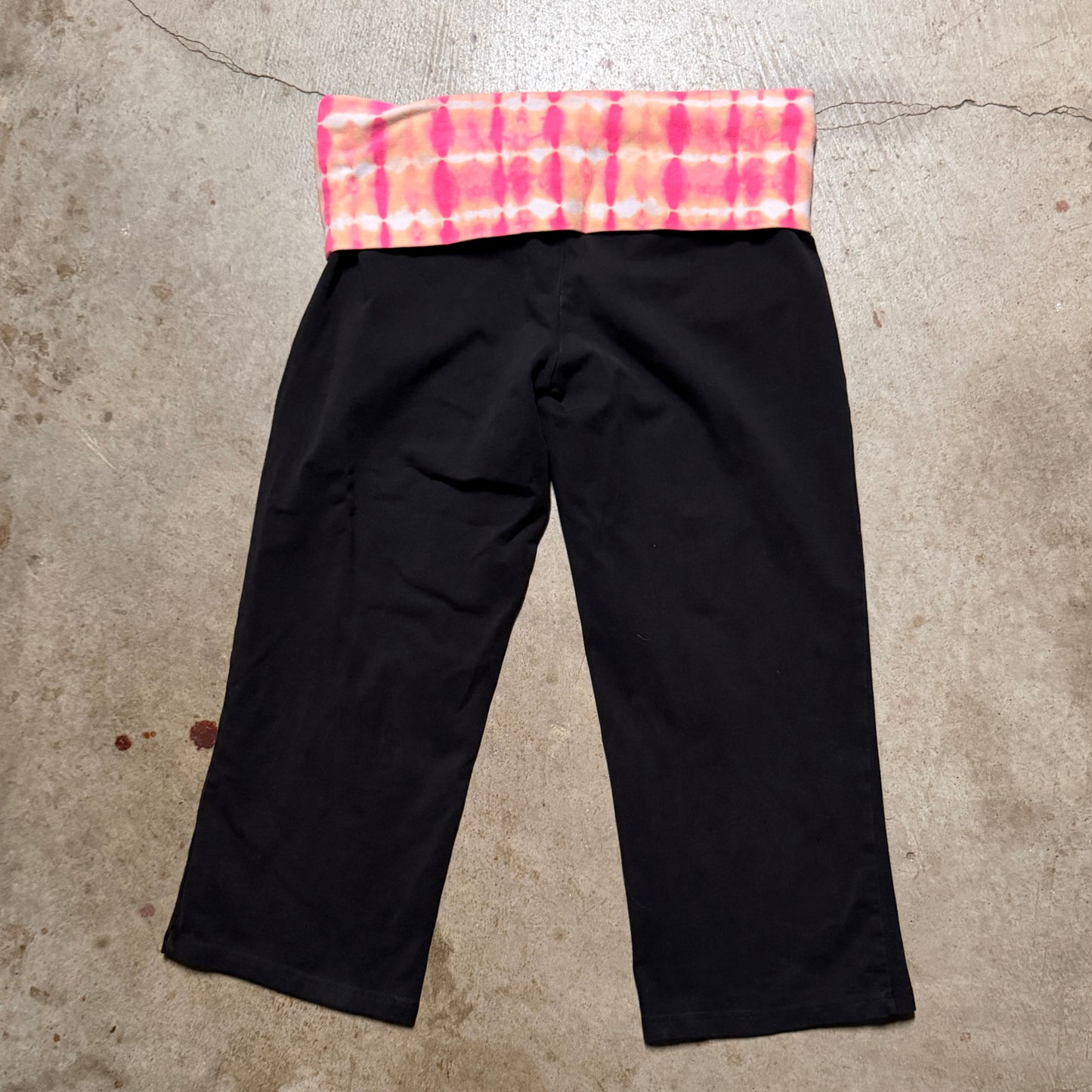 (M) ladies Victoria’s Secret tie-dye capri fold over leggings